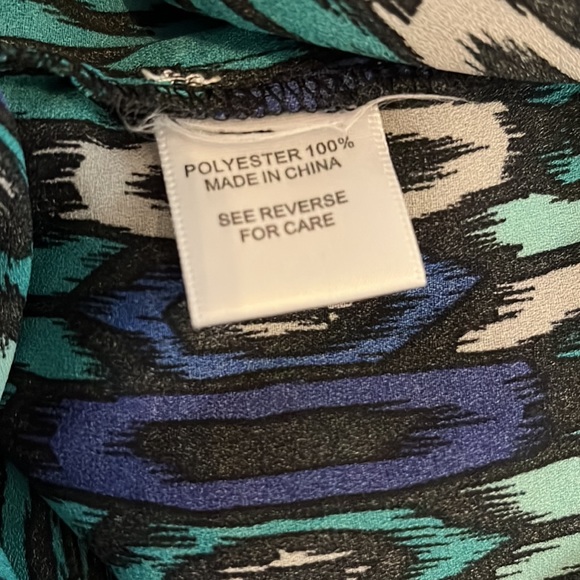 Charlotte Russe crop top with elastic bottom. Gold decor buttons on shoulders. M - Picture 9 of 10